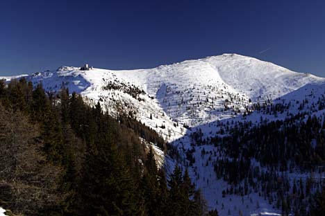 Severní svahy nad lázněmi Kleinkirchheim.