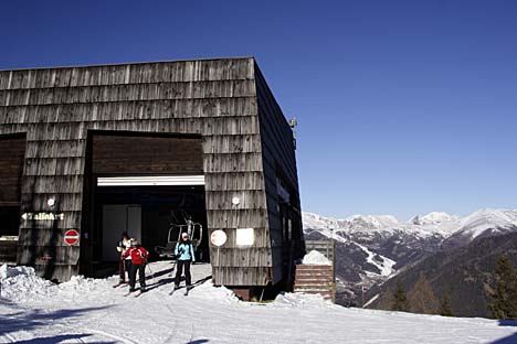 Horní stanice sedačky Maibrunnbahn pod vrcholem Maibrunn Alm 1760 m.
