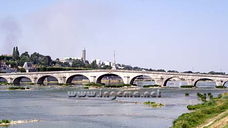 Most pes eku Loire v Blois