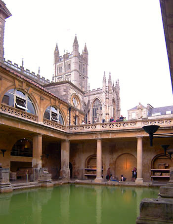 Roman Bath a sousedc katedrla Bath Abbey