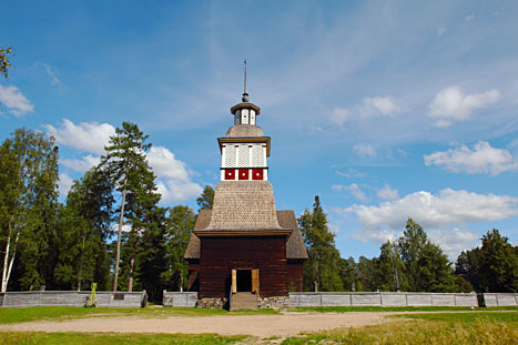Devn kostel a zvonice v Petjvesi.
