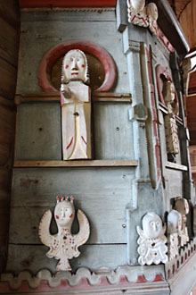 Kazatelna v kostele v Petjvesi.