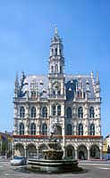 Radnice se zvonic v Oudenaarde