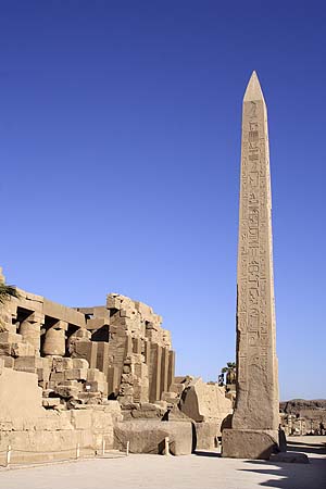 Obelisk v Karnaku