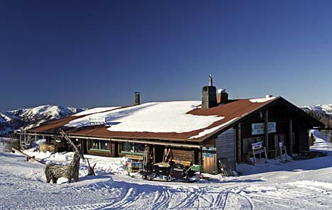 Rossalmhütte na hřebenu ve výšce 1915 m.
