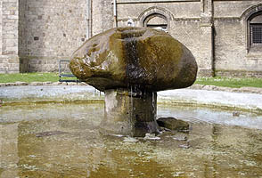 Pomník který má symbolizovat tvrdé palice obyvatel Poperinge