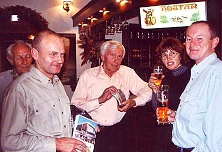 Pámové Dostál, ing. Zikmund a ing. Pavel Pavel s manželkou