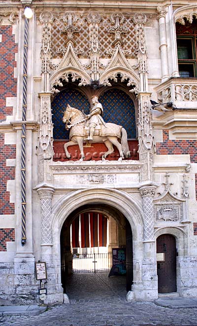 Okázalý vstup do zámku v Blois