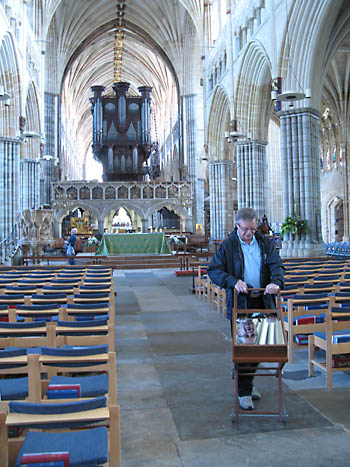 Prohlídka hlavic zrcadlem - katedrála v Exeteru