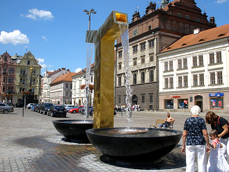 Plzeň nám. Republiky - kašna Anděl