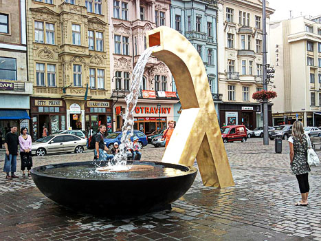 Plzeň nám. Republiky - kašna Chrtice