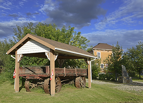 The Binet House - Interpretative Centre s vozem na kterm se pevela stbrn ruda