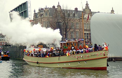 Sinterklaas přijíždí do Amsterdamu