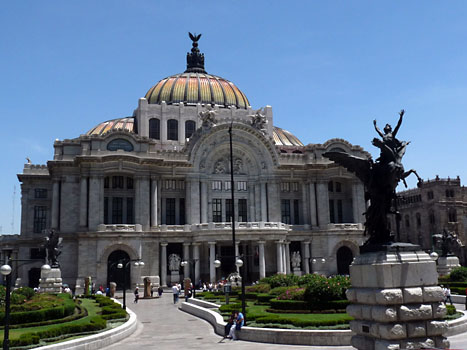Budova opery v Mexico City.