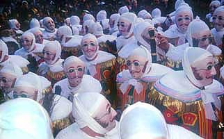 Karnevalové masky v Binche