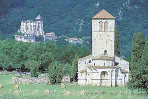 Kostelk ve Valcabrere, v pozad katedrla Notre-Dame v Saint-Bertrand-de-Comminges