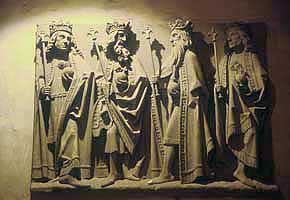 Reliéf se zobrazením králů a císařů pohřbených v kryptě.