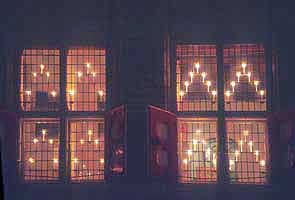 Svíčky v oknech radnice