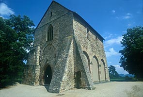 Z baziliky sv. Petra a sv. Pavla a sv. Nazaria se dochovala částečně jen její střední loď.