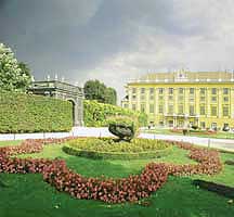 Zahrady a zámek Schönbrunn.